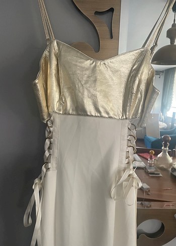 Beyaz Uzun İpek Görünümlü Straplez Elbise - Görsel 4