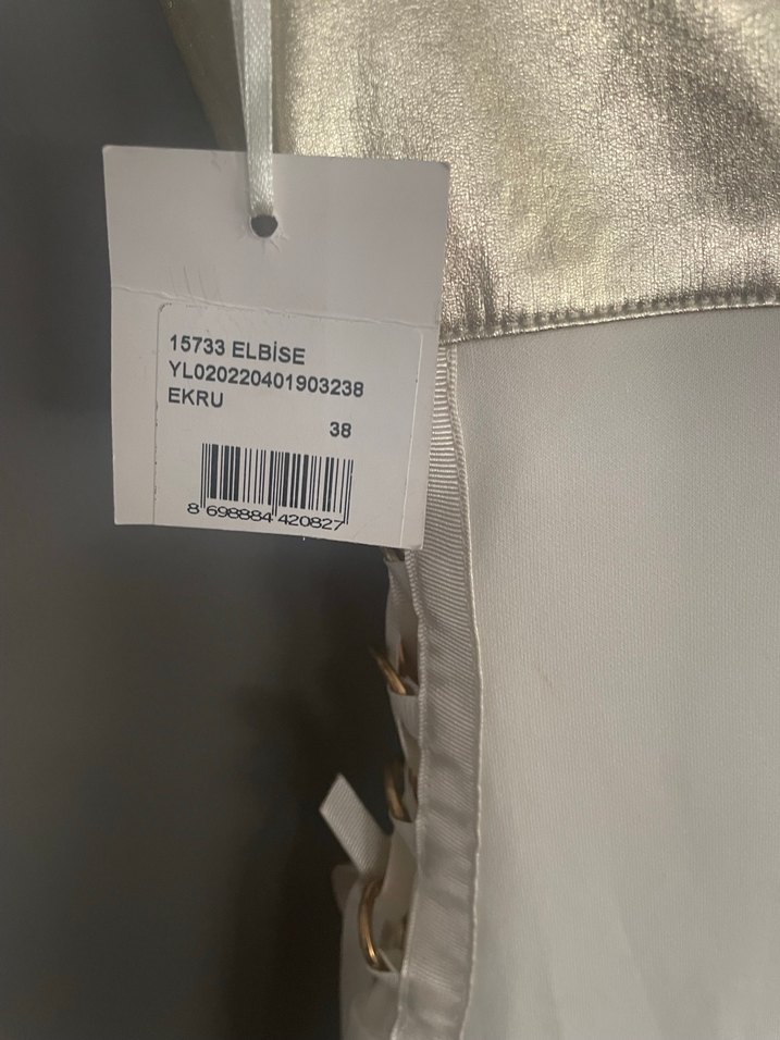 Beyaz Uzun İpek Görünümlü Straplez Elbise - Görsel 3