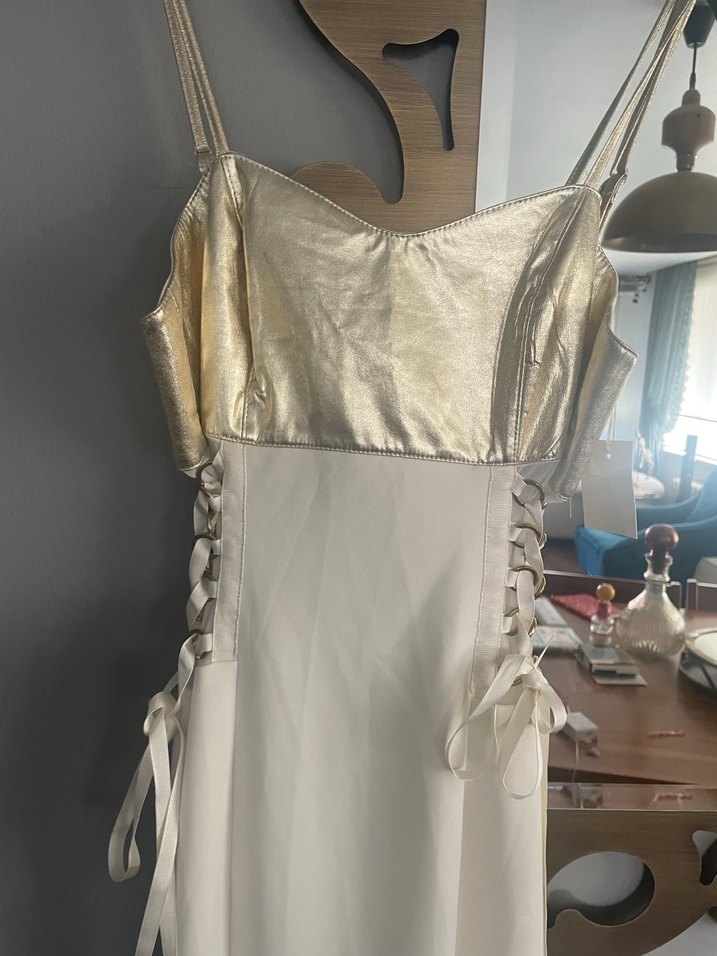 Beyaz Uzun İpek Görünümlü Straplez Elbise - Görsel 4