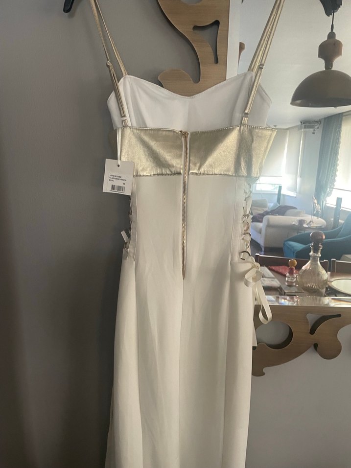 Beyaz Uzun İpek Görünümlü Straplez Elbise - Görsel 2