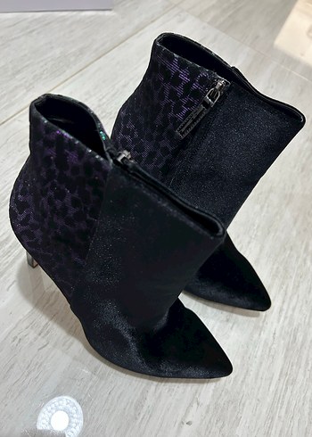 Siyah Yılan Desenli Süet Topuklu Bot - Görsel 2
