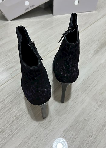 Siyah Yılan Desenli Süet Topuklu Bot - Görsel 4