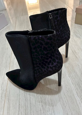 Siyah Yılan Desenli Süet Topuklu Bot - Görsel 11
