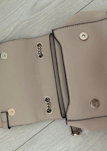 Zincir Detaylı Bej Kadın Deri Çanta - Görsel 7