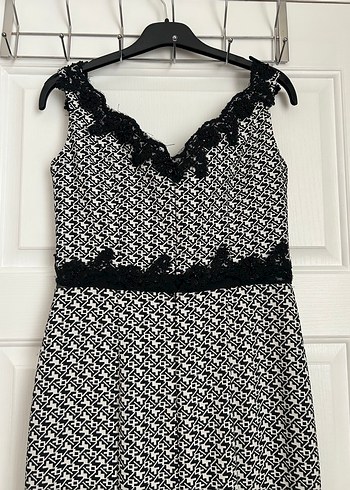 Siyah beyaz Desenli Uzun V Yakalı Elbise - Görsel 6