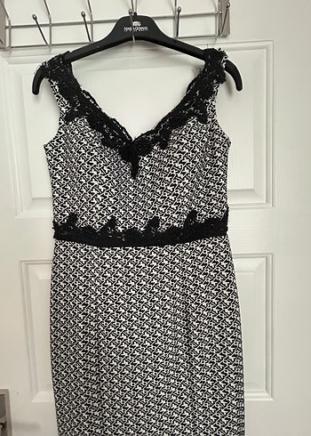 Siyah beyaz Desenli Uzun V Yakalı Elbise - Görsel 2