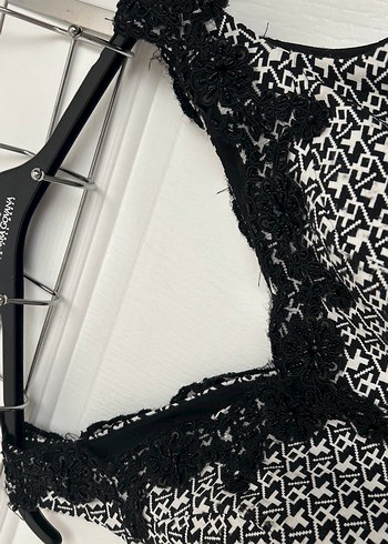 Siyah beyaz Desenli Uzun V Yakalı Elbise - Görsel 9