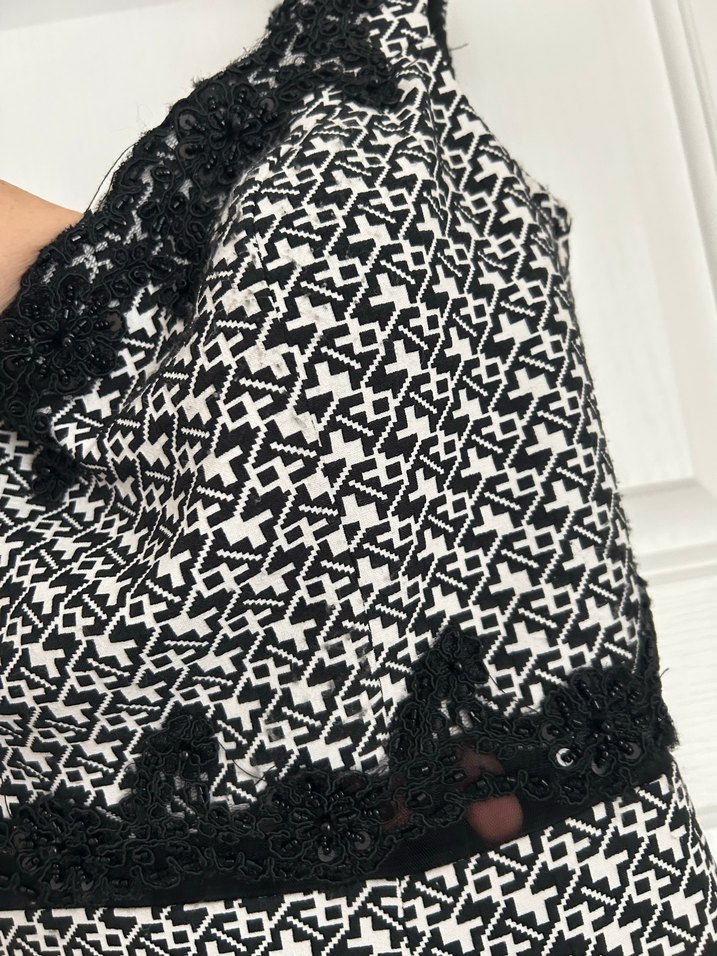 Siyah beyaz Desenli Uzun V Yakalı Elbise - Görsel 4