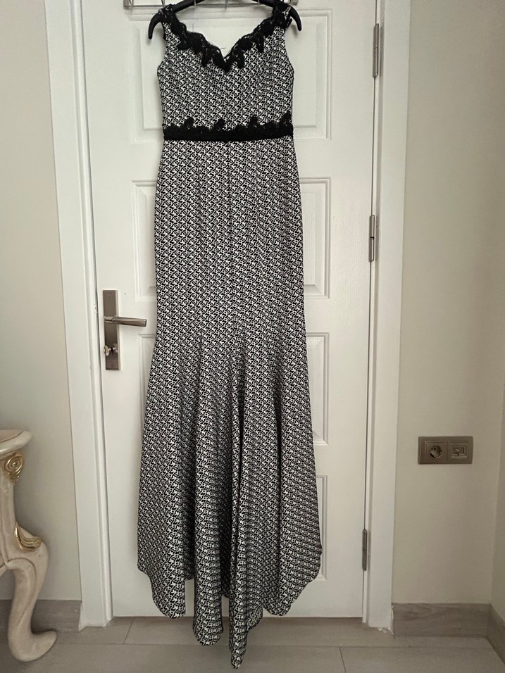 Siyah beyaz Desenli Uzun V Yakalı Elbise - Görsel 5
