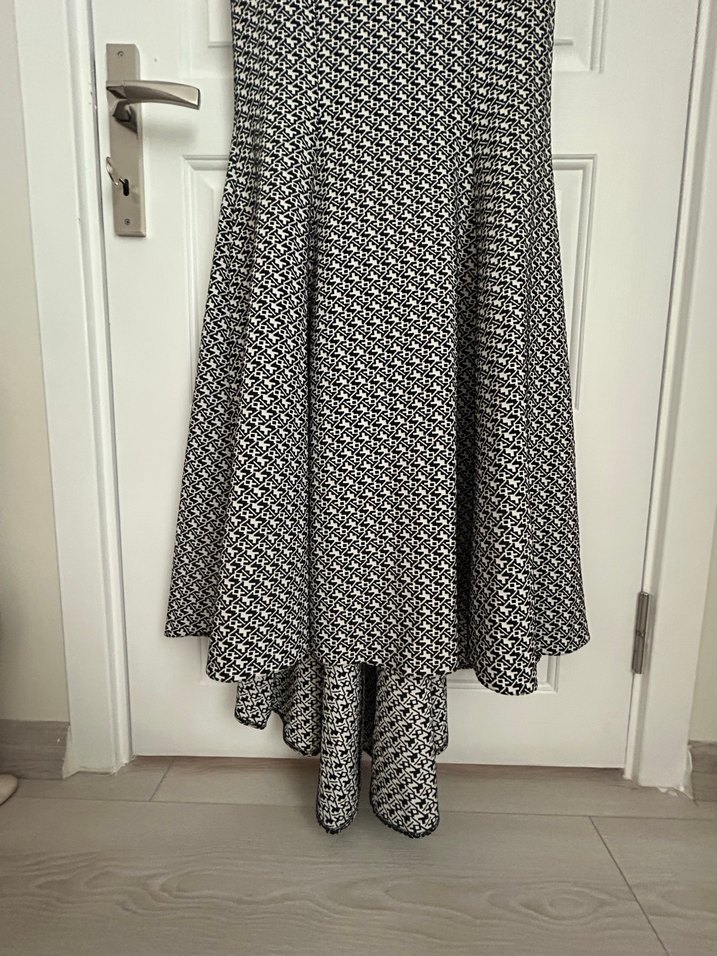 Siyah beyaz Desenli Uzun V Yakalı Elbise - Görsel 3