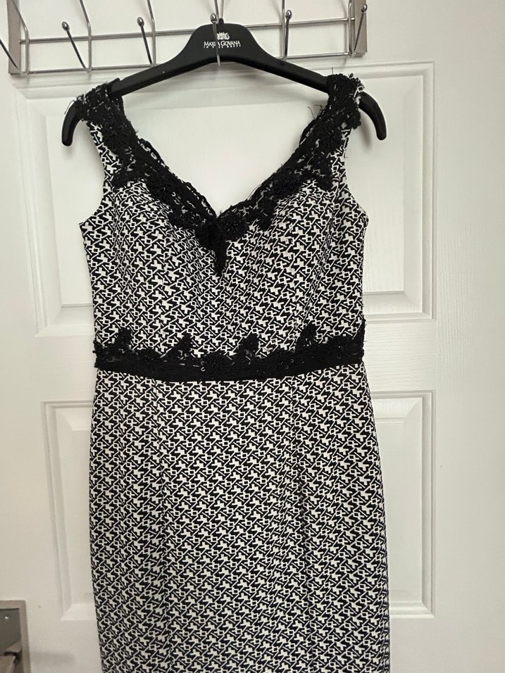 Siyah beyaz Desenli Uzun V Yakalı Elbise - Görsel 2