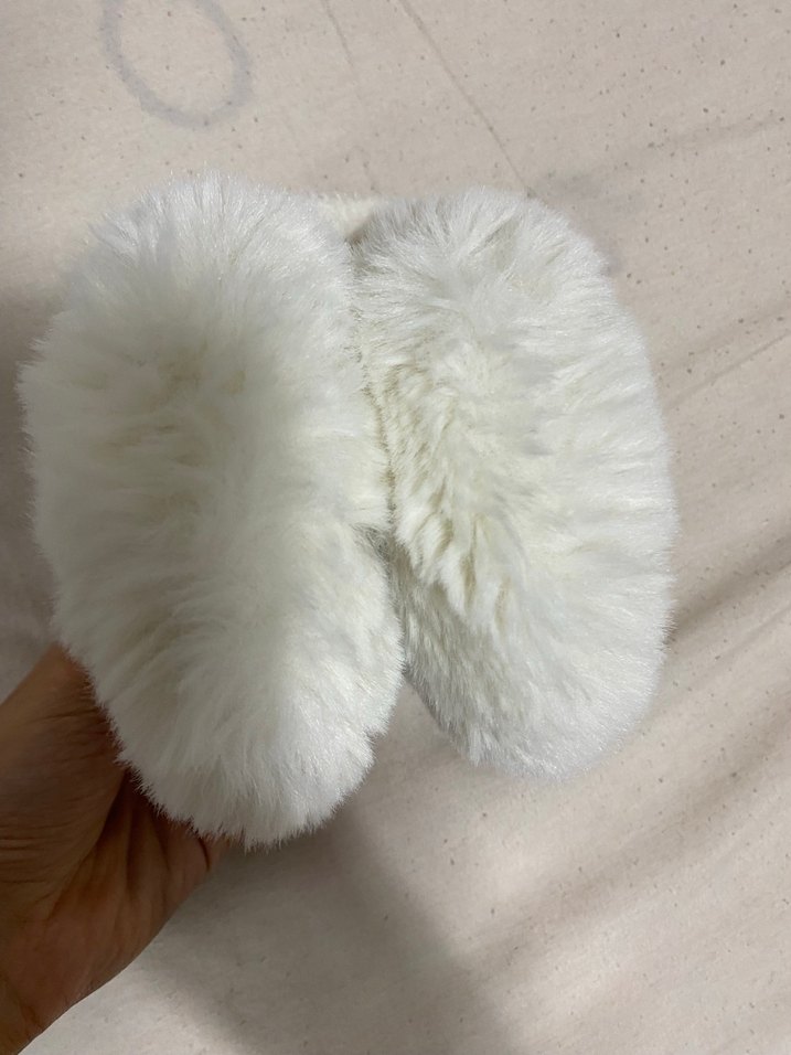 Beyaz Kürklü Kadın Kulaklık - Görsel 2