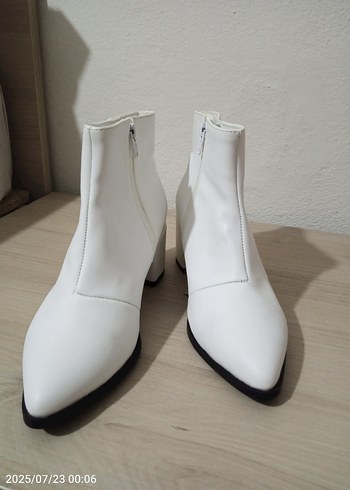 Beyaz Fermuarlı Minimalist Kadın Bot