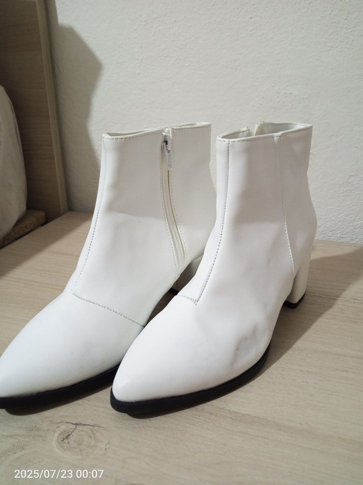 Beyaz Fermuarlı Minimalist Kadın Bot - Görsel 3