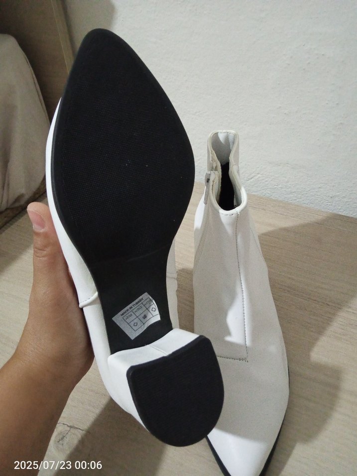 Beyaz Fermuarlı Minimalist Kadın Bot - Görsel 2