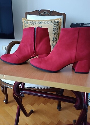 39 Beden kırmızı Renk 39 numara bot
