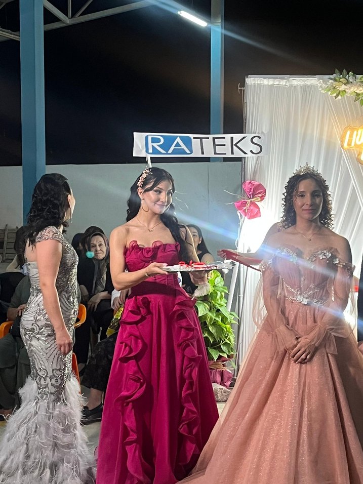 Gri etekleri tüylü şık abiye - Görsel 2