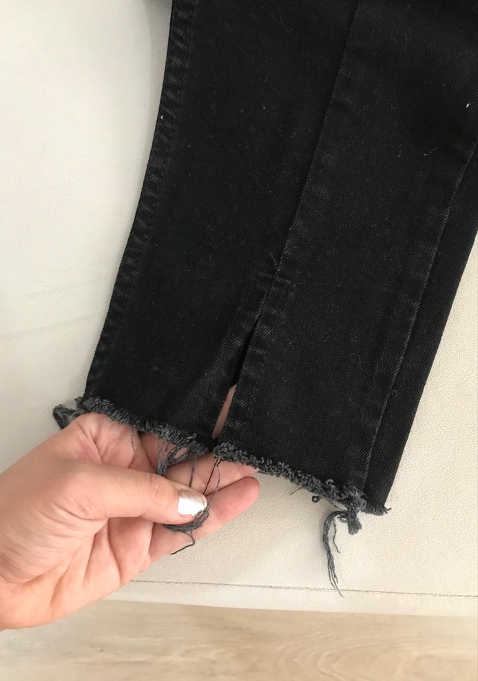 Siyah saçaklı yırtmaç detaylı kot pantolon - Görsel 2