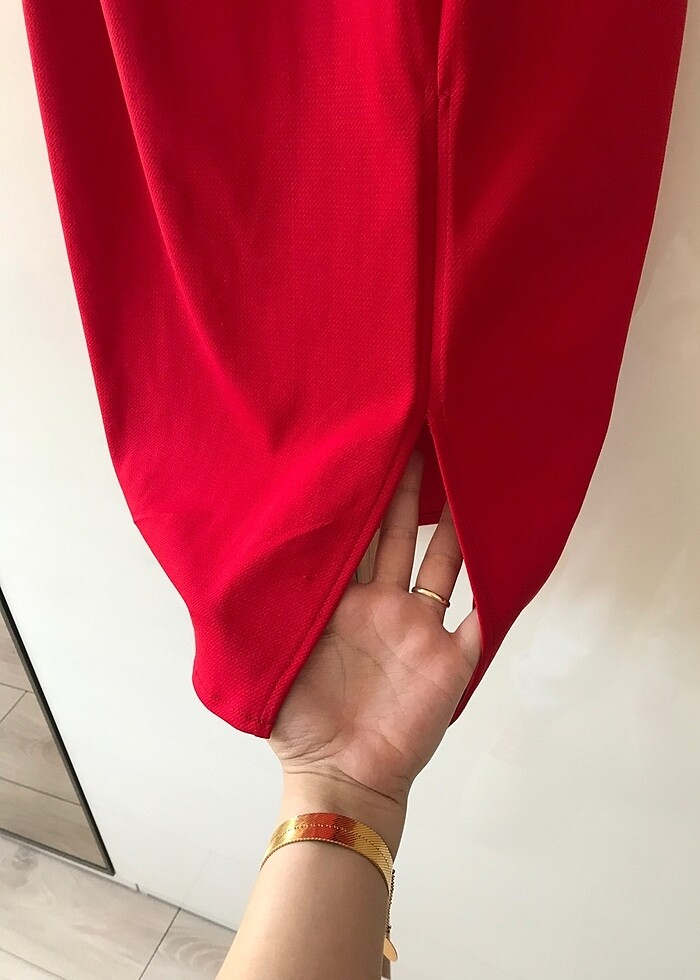 Kırmızı askılı arkazı çapraz yırtmaçlı elbise - Görsel 3