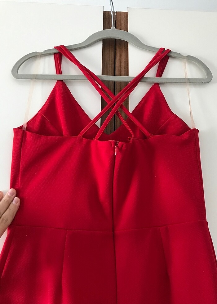 Kırmızı askılı arkazı çapraz yırtmaçlı elbise - Görsel 4