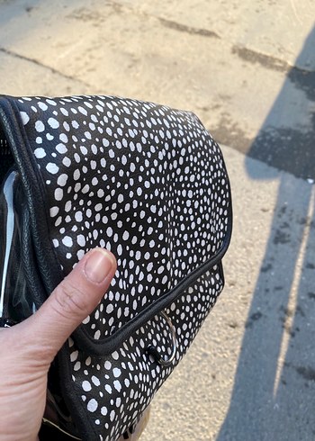 Tokalı Siyah Beyaz Puantiyeli Deri Çanta - Görsel 2