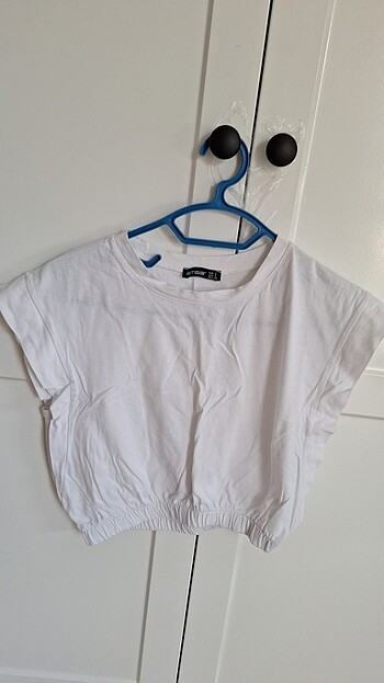 Beyaz beli lastikli t-shirt