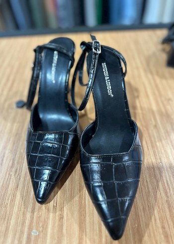 Diğer Sikligin Simgesi Siyah Timsah Desenli Slingback Topuklu