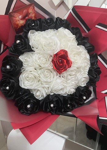 Gotik Tarzda Kırmızı ve Beyaz Saten Güller - Görsel 3