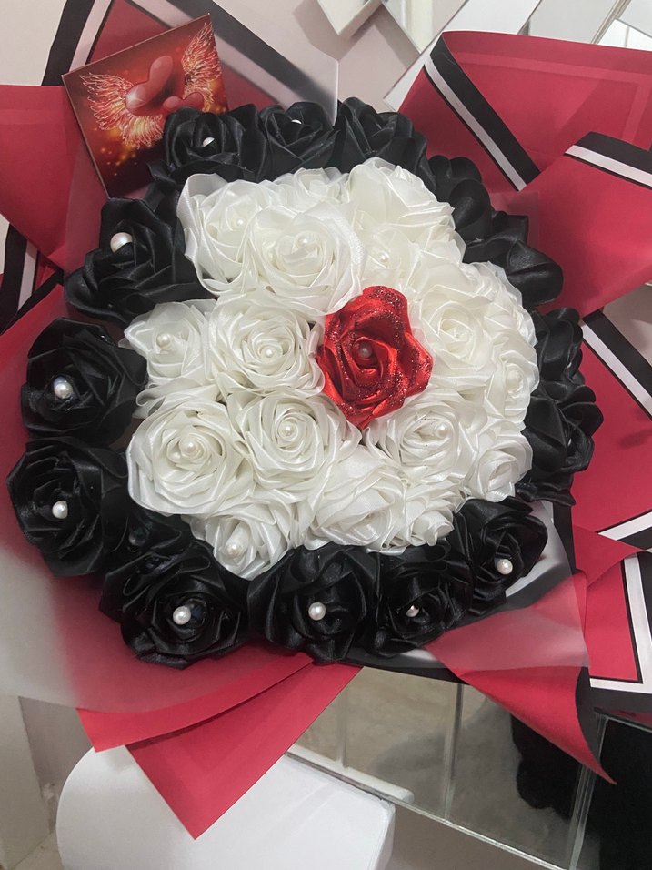 Gotik Tarzda Kırmızı ve Beyaz Saten Güller - Görsel 3