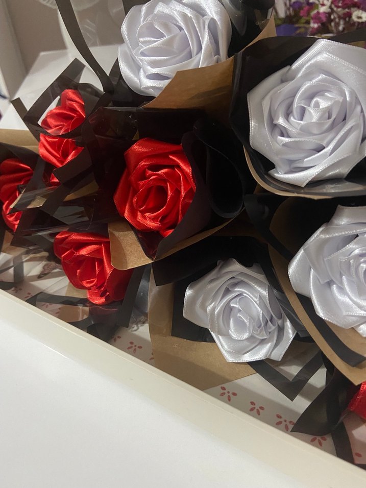 Gotik Tarzda Kırmızı ve Beyaz Saten Güller - Görsel 2