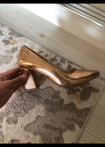 Parlak Altın Renkli Blok Topuklu Kadın Stiletto