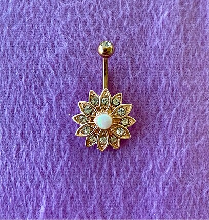 Şık rose gold göbek piercing