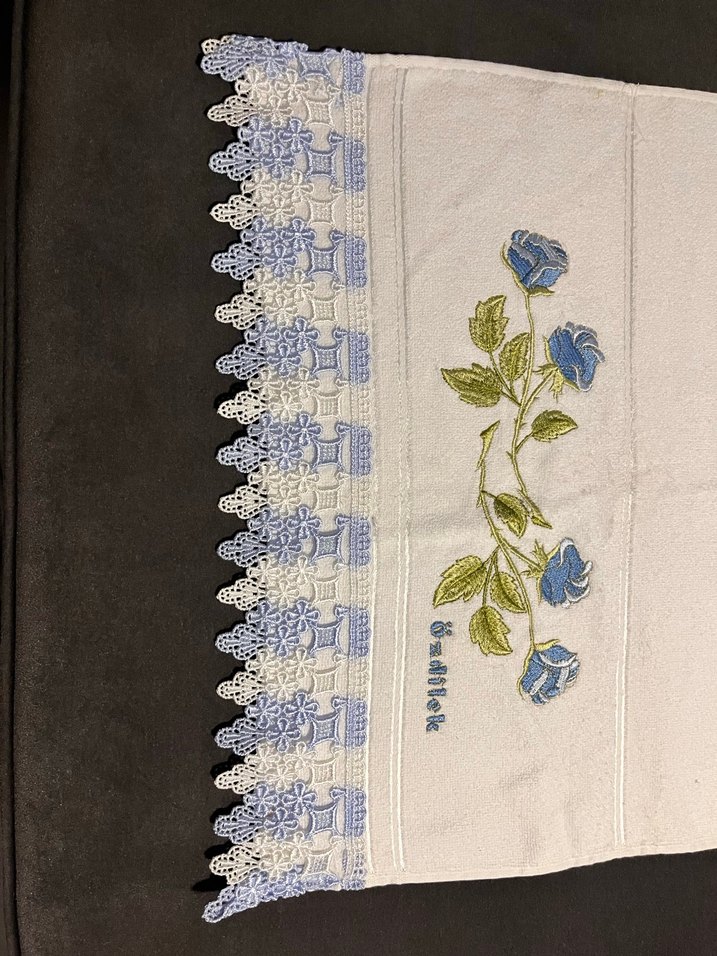 Nakışlı Beyaz Havlu Mavi Detaylı - Görsel 2