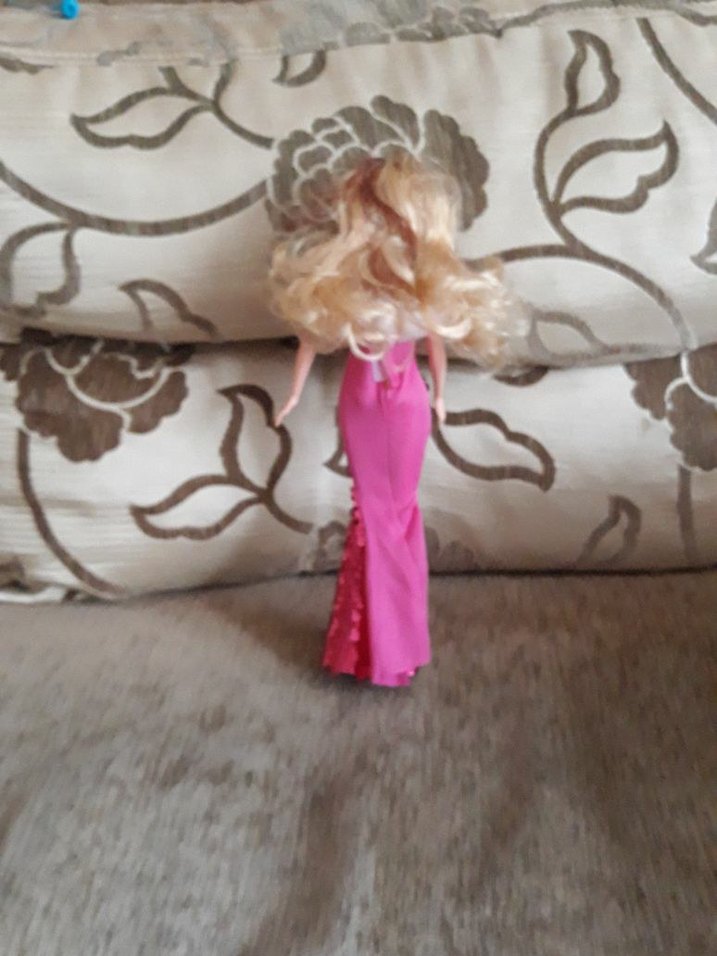 Barbie sıfır ürün  Parlak Pembe Payetli Uzun Elbiseli Bebek - Görsel 5