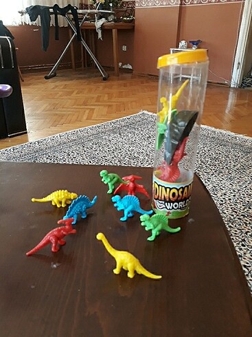 Dinozor Dünyası kutusunda 16 parça