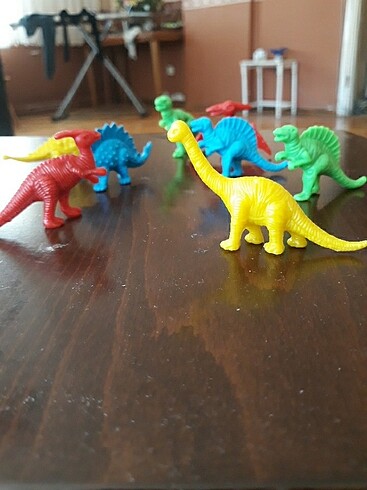 Beden Dinozor Dünyası kutusunda 16 parça