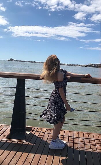 Siyah çiçekli elbise