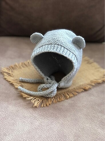 Ayıcık kulaklı bağlamalı örgü bebek şapkası - Görsel 3