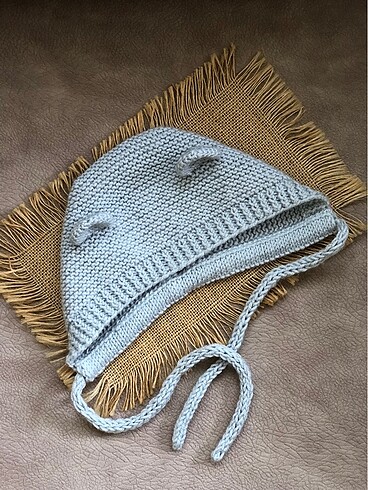 Ayıcık kulaklı bağlamalı örgü bebek şapkası - Görsel 2