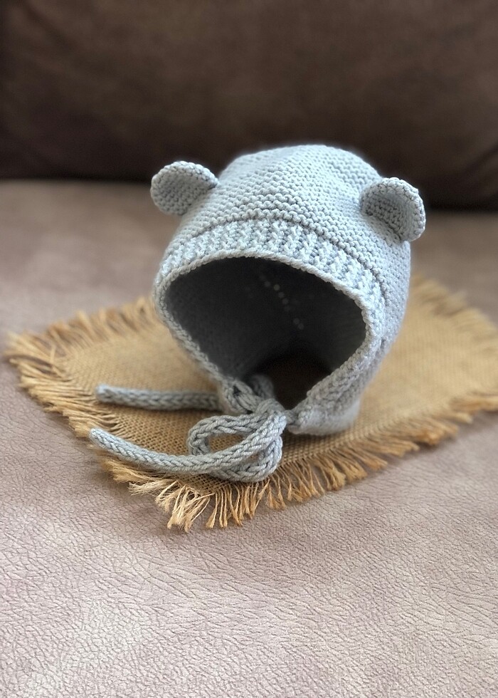 Ayıcık kulaklı bağlamalı örgü bebek şapkası - Görsel 3