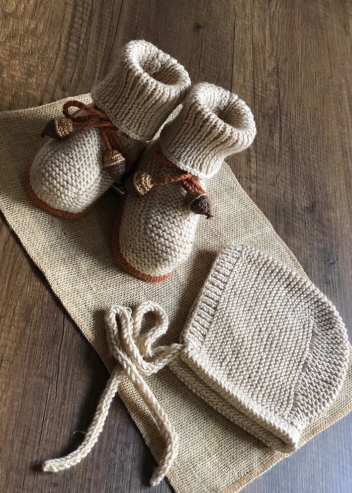 Örgü bebek patik bere takımı krem -bej - Görsel 3