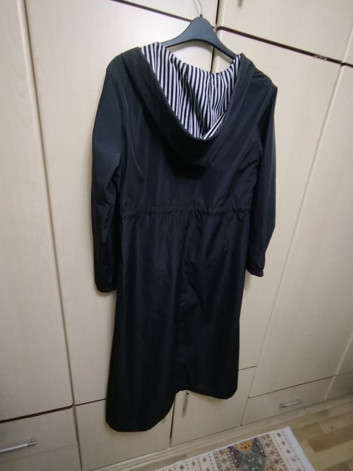 Siyah Uzun Kadın Yağmurluk - Görsel 4