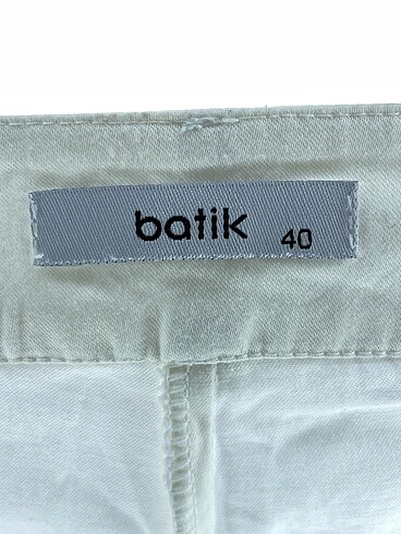 40 Beden beyaz Renk Batik Mini Şort %70 İndirimli.
