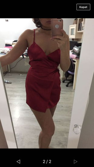 Kirmizi saten elbise