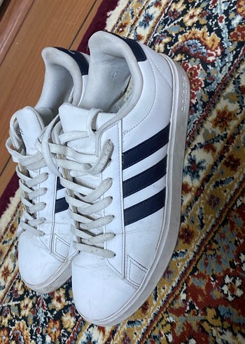 42 Beden beyaz Renk Adidas Beyaz Kadın Bağcıklı Spor Ayakkabı sadece kirlı