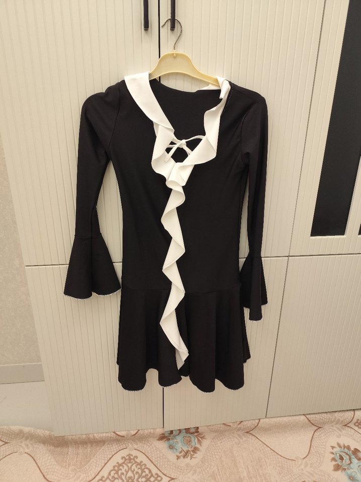 V Yaka Siyah Mini Gotik Elbise - Görsel 3