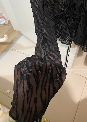 Siyah Dantel Detaylı transparan Gotik V Yaka Bluz - Görsel 4