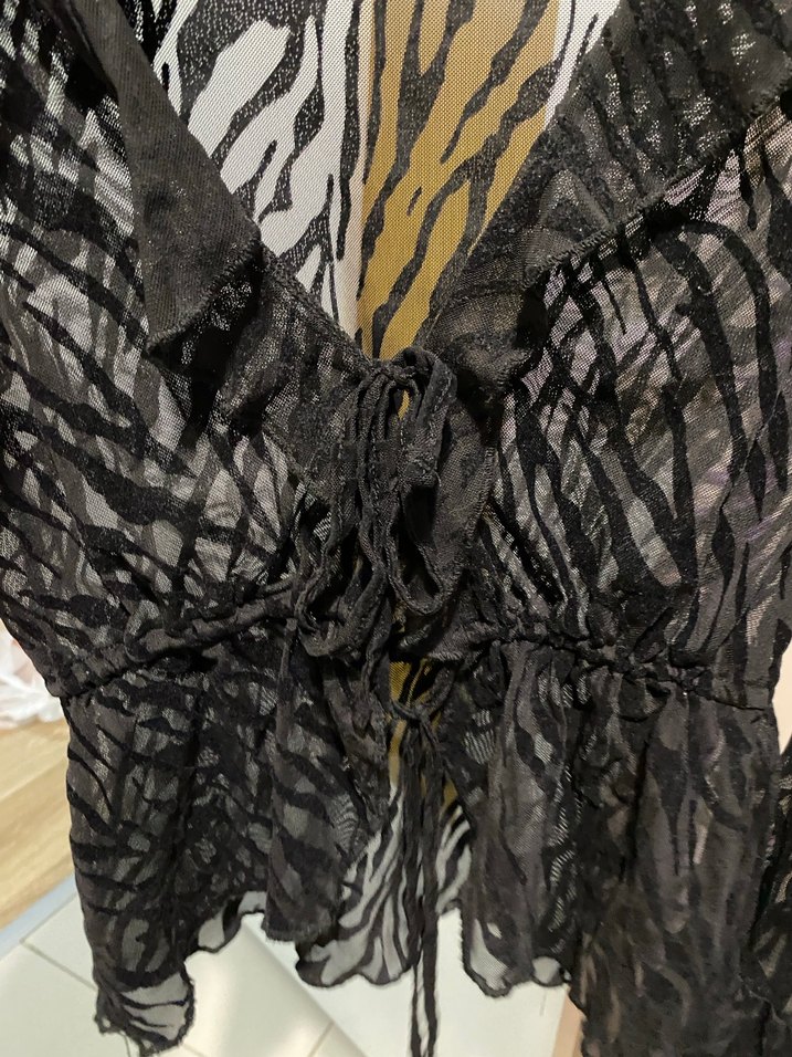 Siyah Dantel Detaylı transparan Gotik V Yaka Bluz - Görsel 3