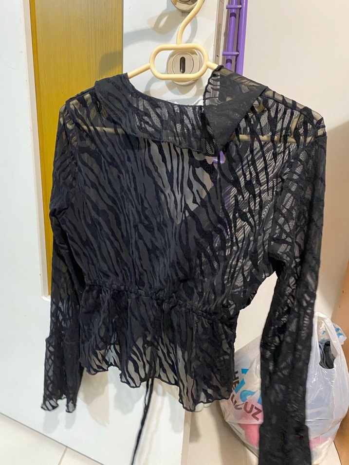 Siyah Dantel Detaylı transparan Gotik V Yaka Bluz - Görsel 2