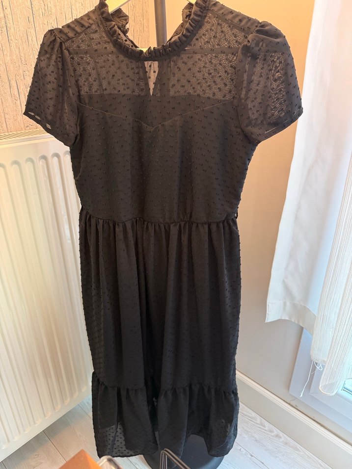 Siyah V Yaka Fırfırlı Midi Elbise - Görsel 3